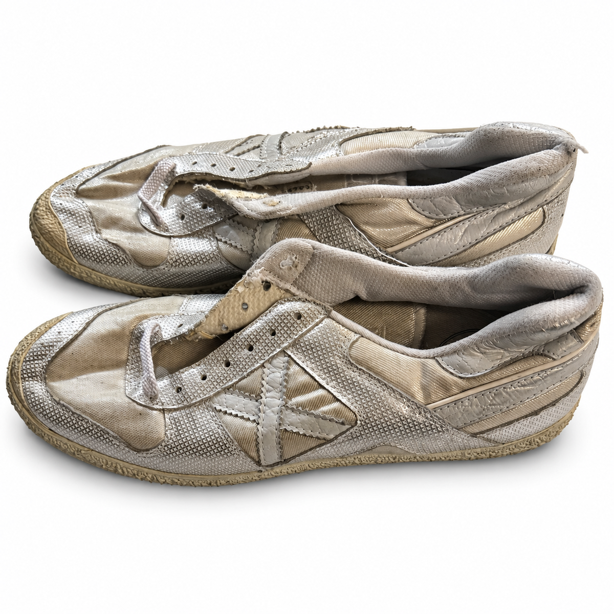 Zapatillas Munich plateadas y champán con textura geométrica — par sobre fondo blanco