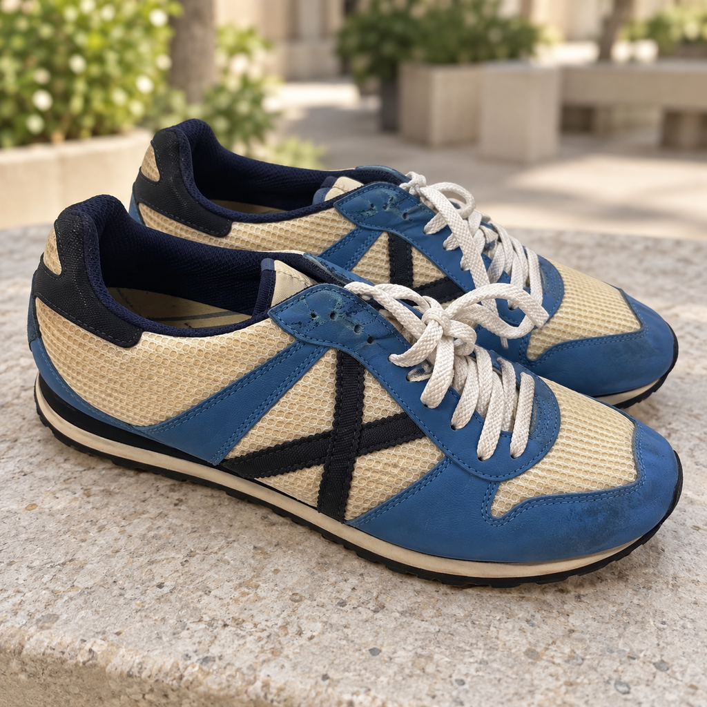 Zapatillas Munich de malla crema y azul con X oscura — par en escena cotidiana