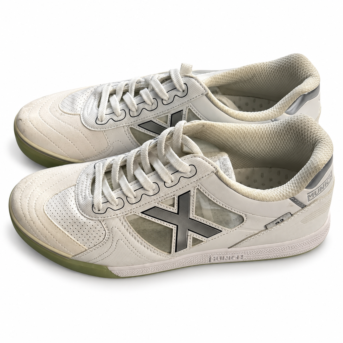 Munich G3 blancas con X plateada — par sobre fondo blanco