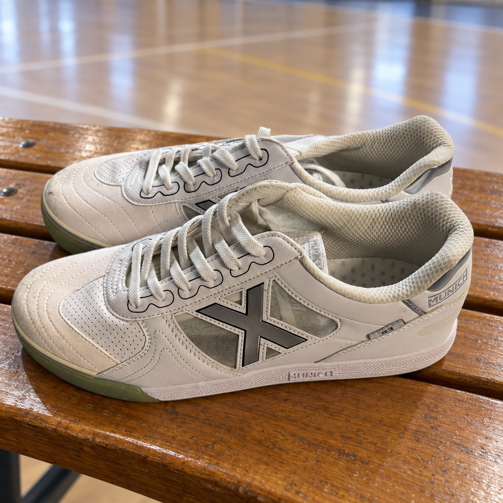 Munich G3 blancas con X plateada — par junto a pista interior