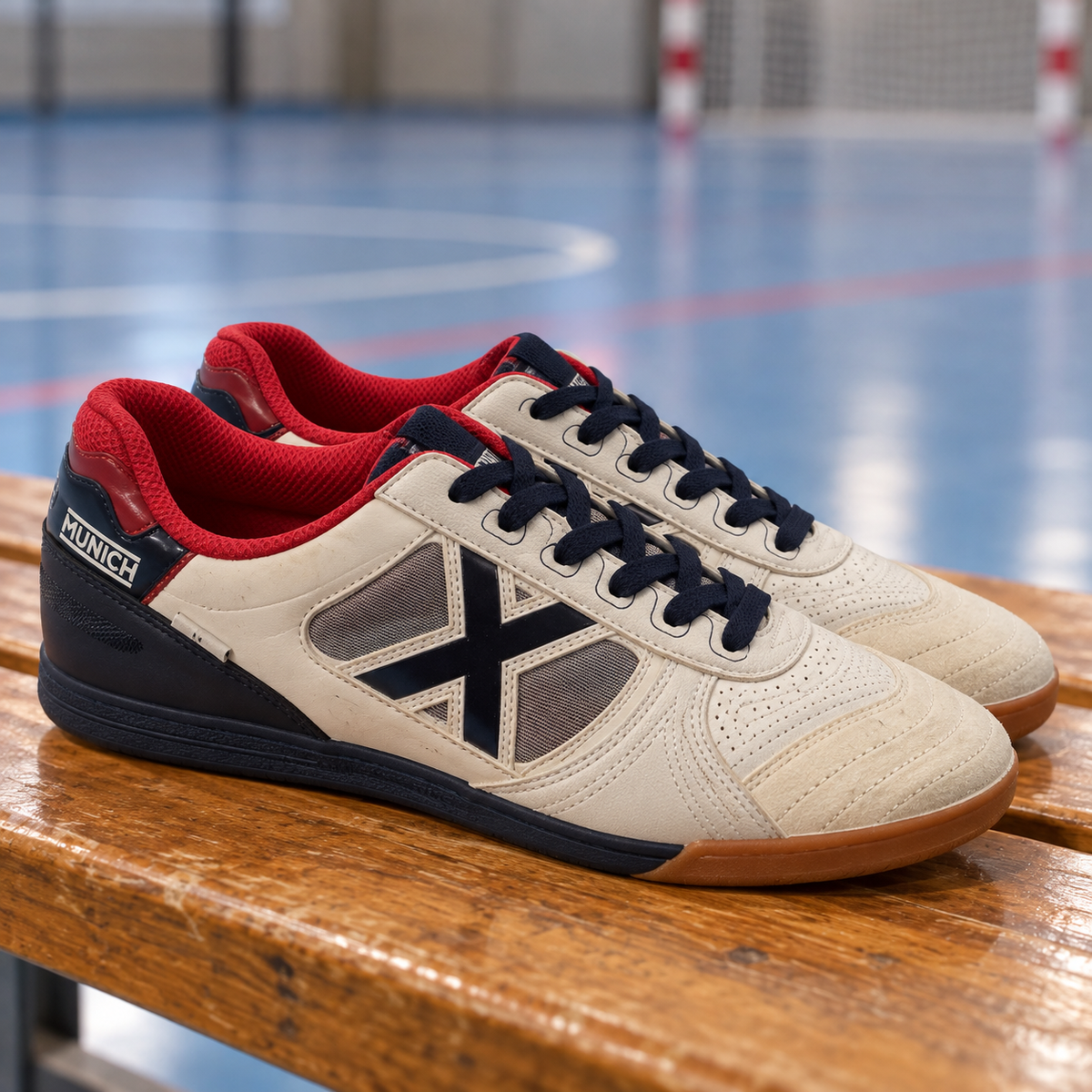 Munich G3 blancas con X azul marino e interior rojo — par junto a una pista