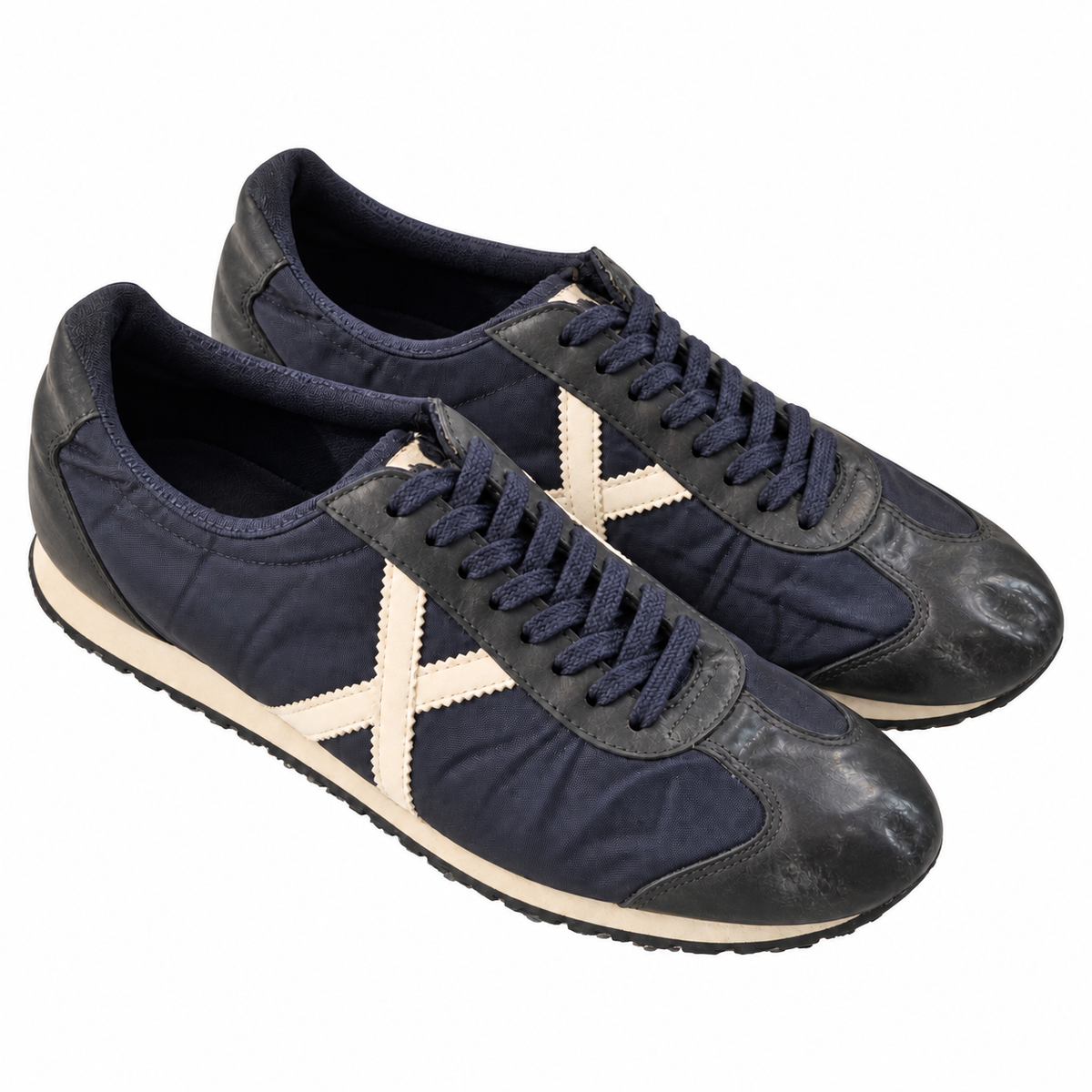 Munich azul marino con paneles negros y X cruda — par sobre fondo blanco