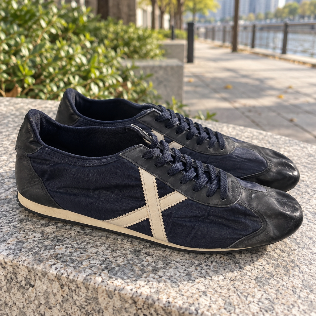 Munich azul marino con paneles negros y X cruda — par en un entorno urbano