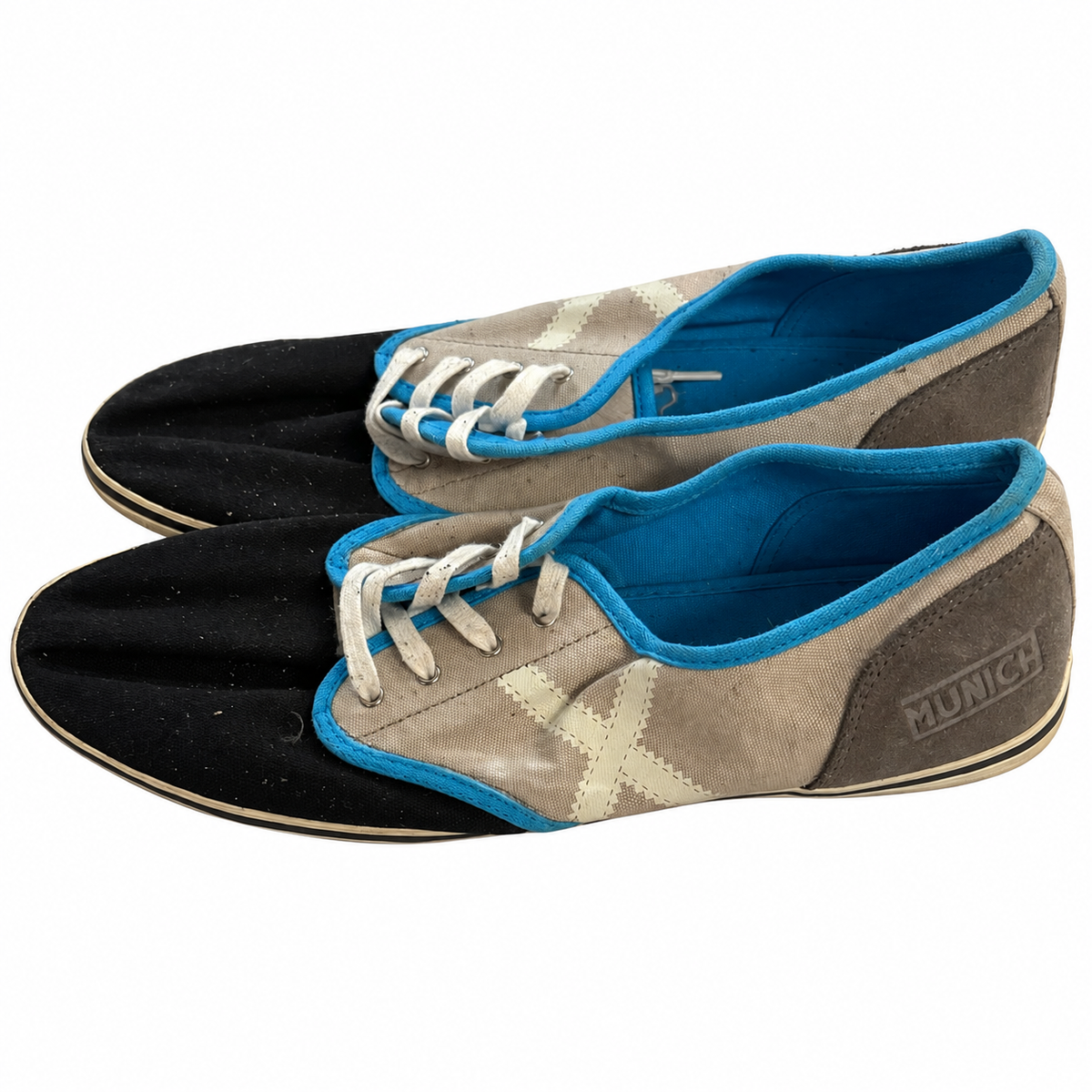Munich negras y beige con ribete azul — par sobre fondo blanco