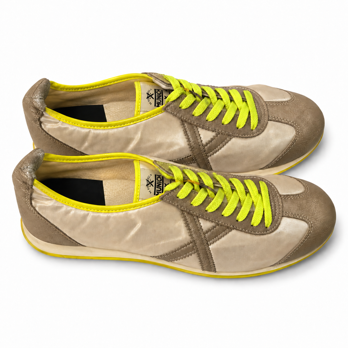 Munich beige y taupe con cordones amarillo flúor — par sobre fondo blanco