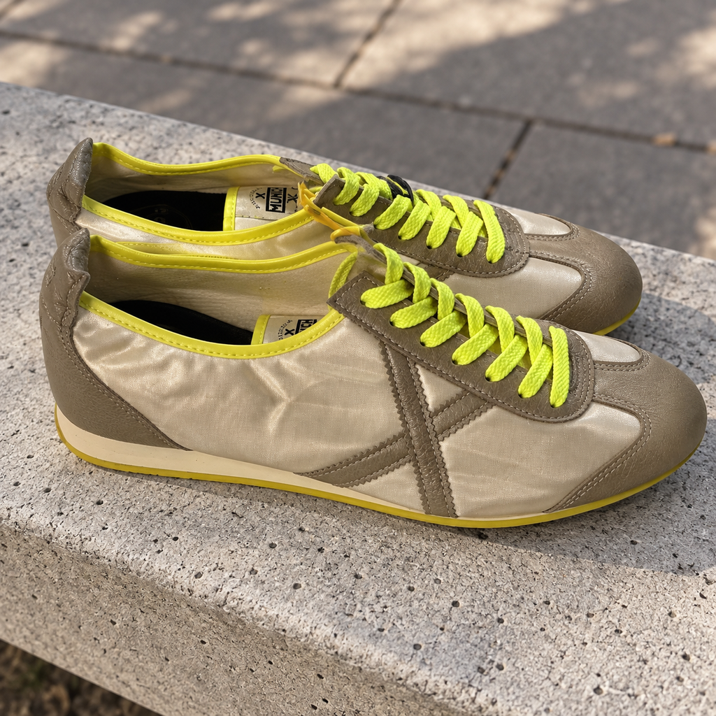 Munich beige y taupe con cordones amarillo flúor — par en banco urbano