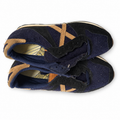 Munich azul marino y camel sin cordones — par sobre fondo blanco