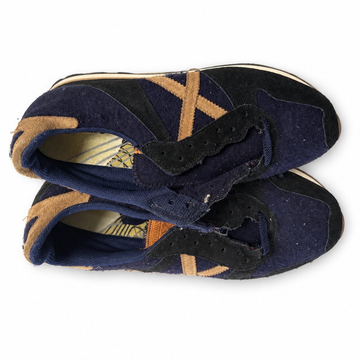 Munich azul marino y camel sin cordones — par sobre fondo blanco