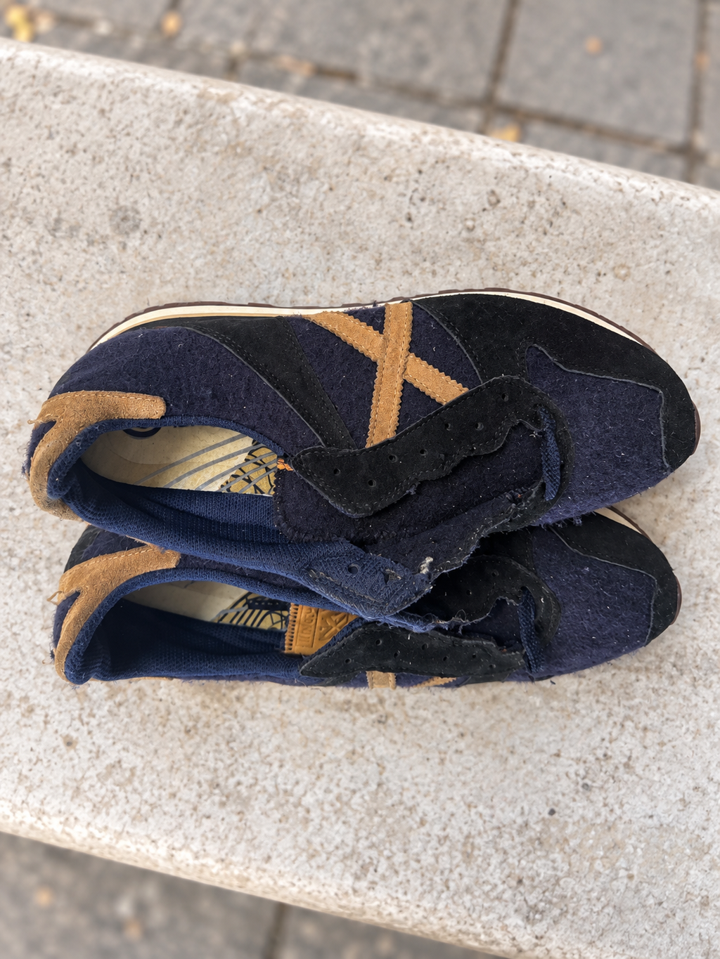 Munich azul marino y camel sin cordones — par en banco urbano