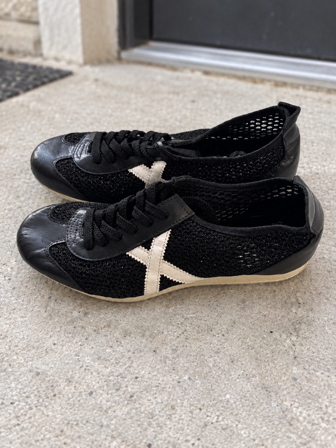 Munich de malla negra con X cruda en un entorno urbano
