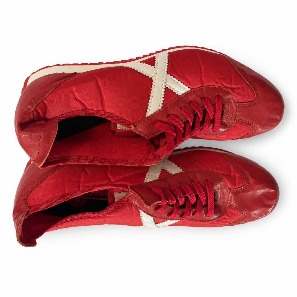 Munich rojas acolchadas con X blanca y cordones rojos sobre fondo blanco