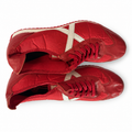 Munich rojas acolchadas con X blanca y cordones rojos sobre fondo blanco