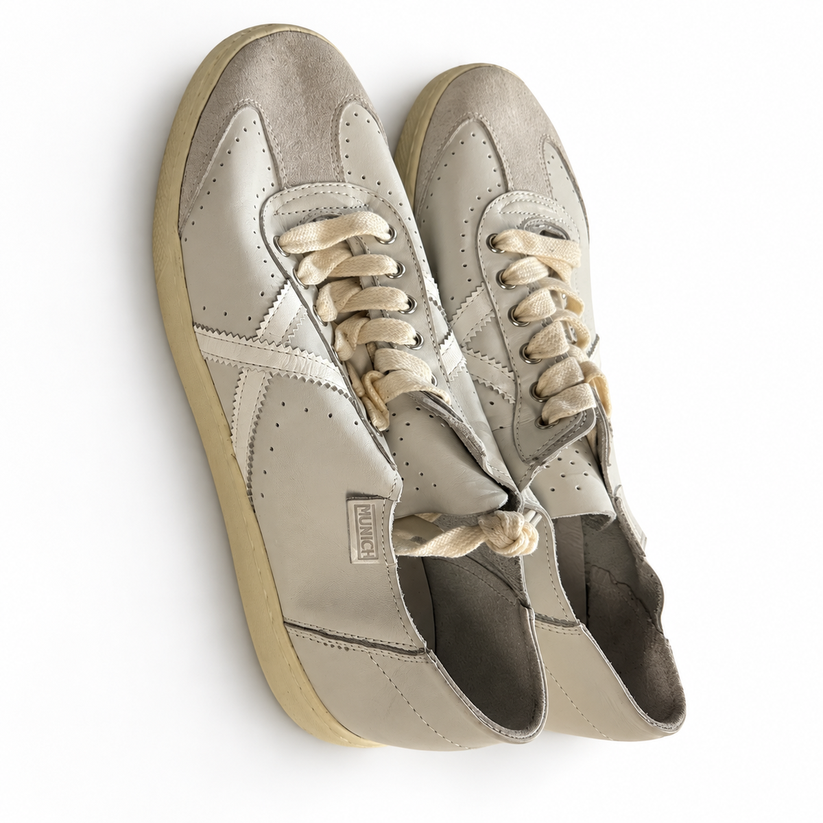 Munich blancas con puntera gris clara, X blanca y cordones crema