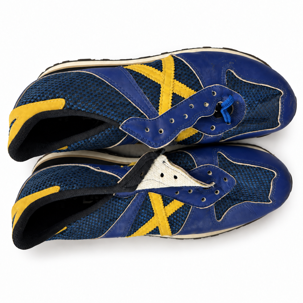 Munich azules de malla con X amarilla y cordones incompletos