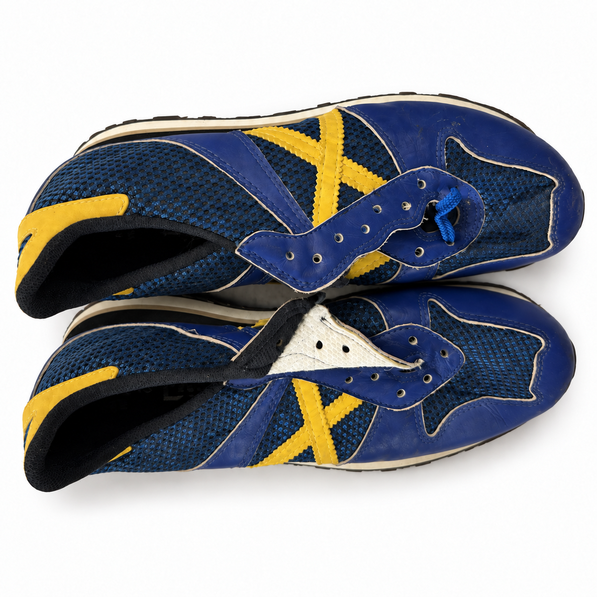 Munich azules de malla con X amarilla y cordones incompletos