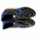 Munich negras con textura en relieve y X azul, cordones incompletos