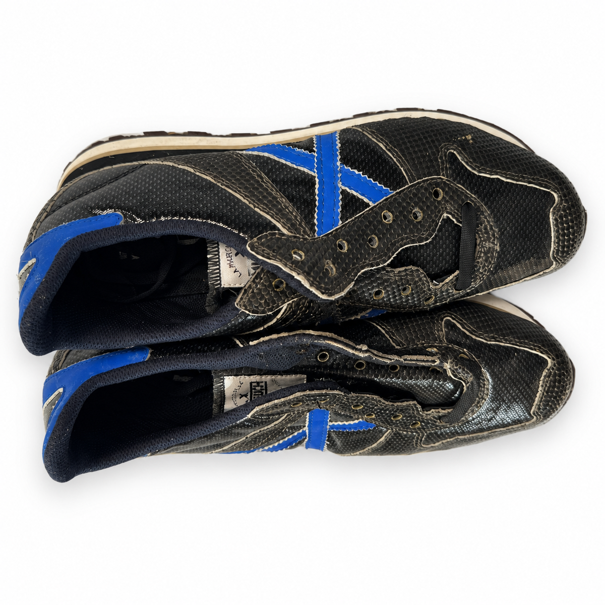 Munich negras con textura en relieve y X azul, cordones incompletos
