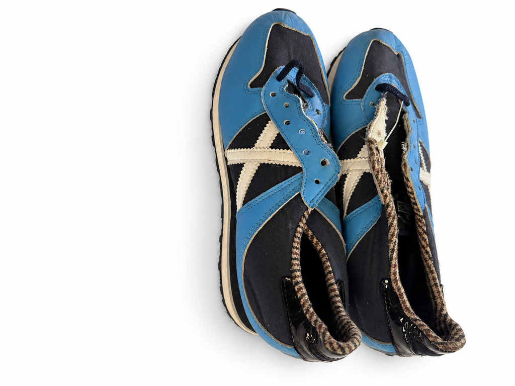 Munich azules con X crema y cuello estampado, cordones incompletos