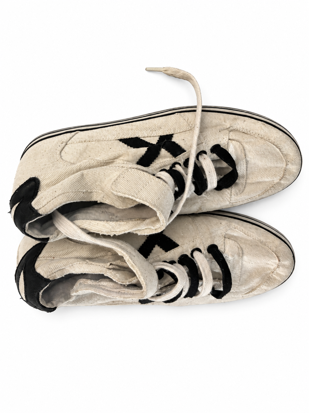 Munich blanco roto con X negra y cordones claros