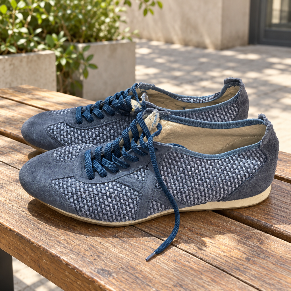 Zapatillas Munich azules de trama gruesa con X a tono · Talla 45 - lifestyle sobre banco