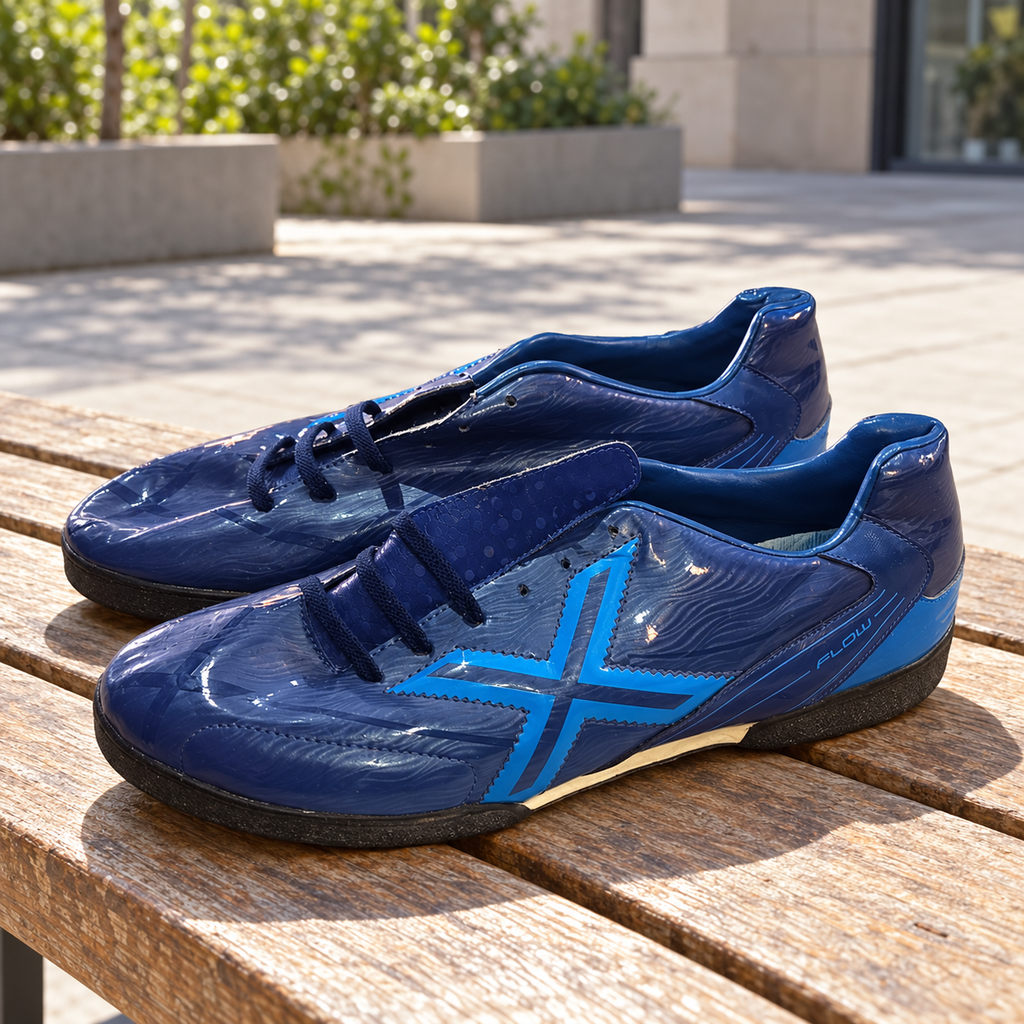 Zapatillas Munich FLOW azules con X celeste · Talla 45 - lifestyle sobre banco