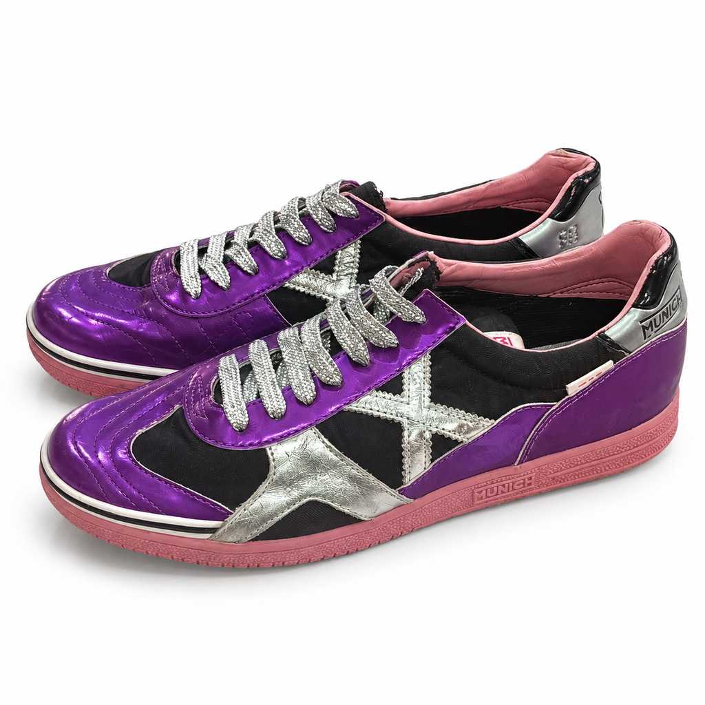 Zapatillas Munich moradas y negras con X plateada y suela rosa · Talla 45 - portada blanca