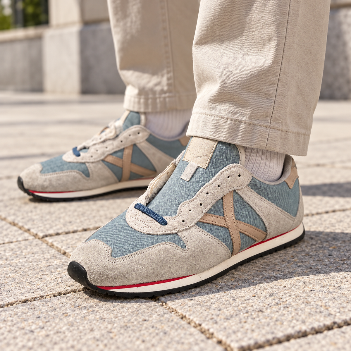 Zapatillas Munich azul grisáceo y beige en un look urbano