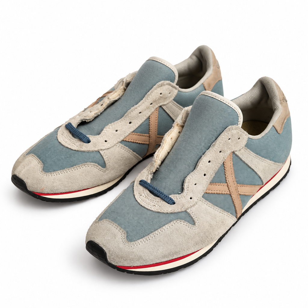 Zapatillas Munich azul grisáceo, gris claro y beige sobre fondo blanco