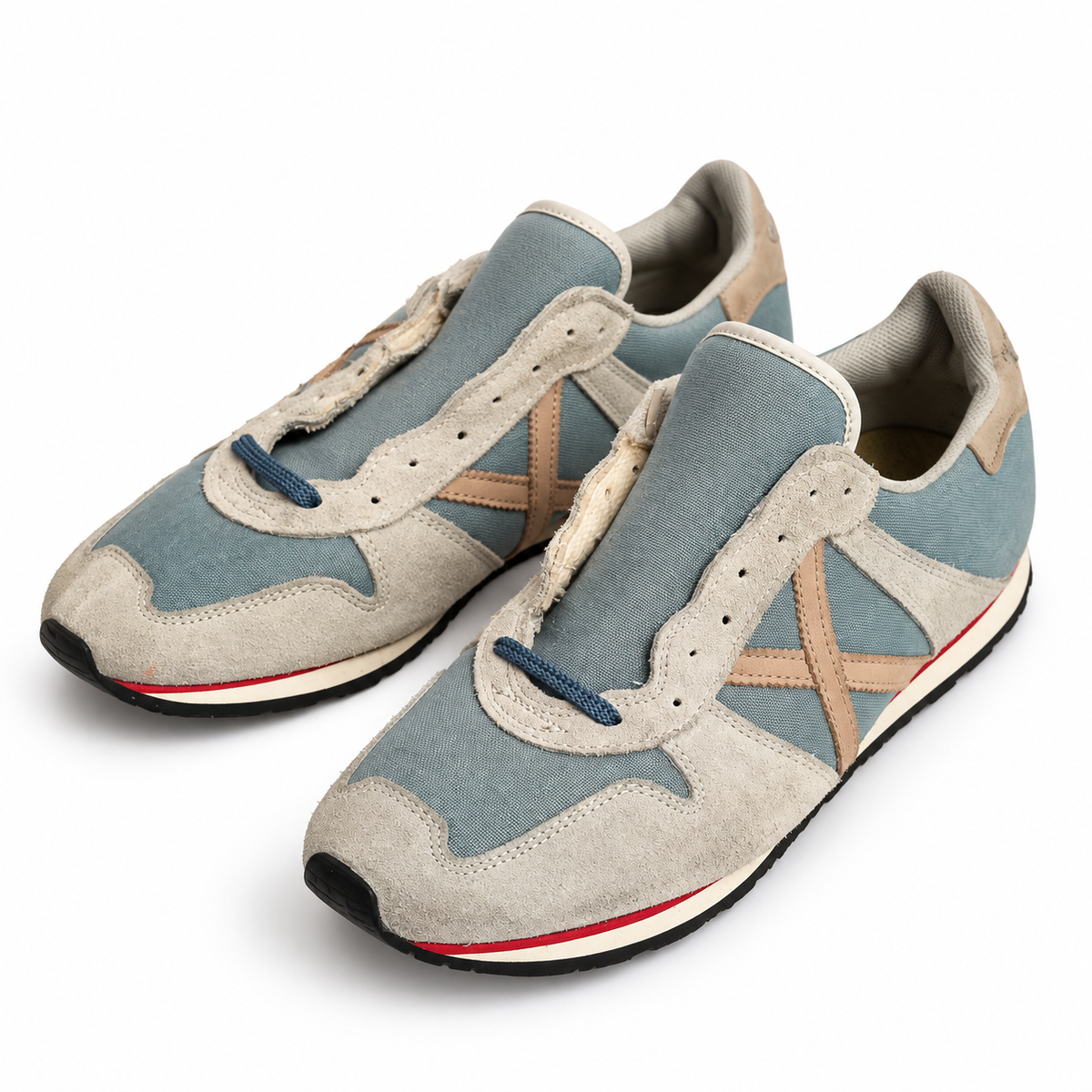 Zapatillas Munich azul grisáceo, gris claro y beige sobre fondo blanco