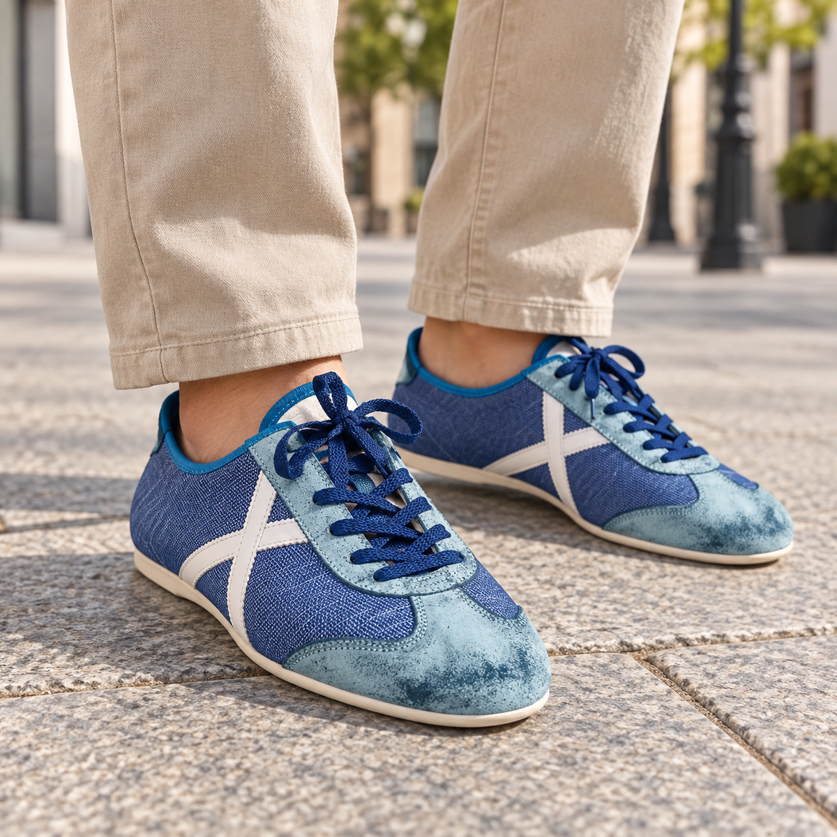 Zapatillas Munich azules en ambiente urbano