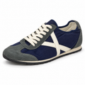 Zapatillas Munich azul marino y gris con detalles crema sobre fondo blanco