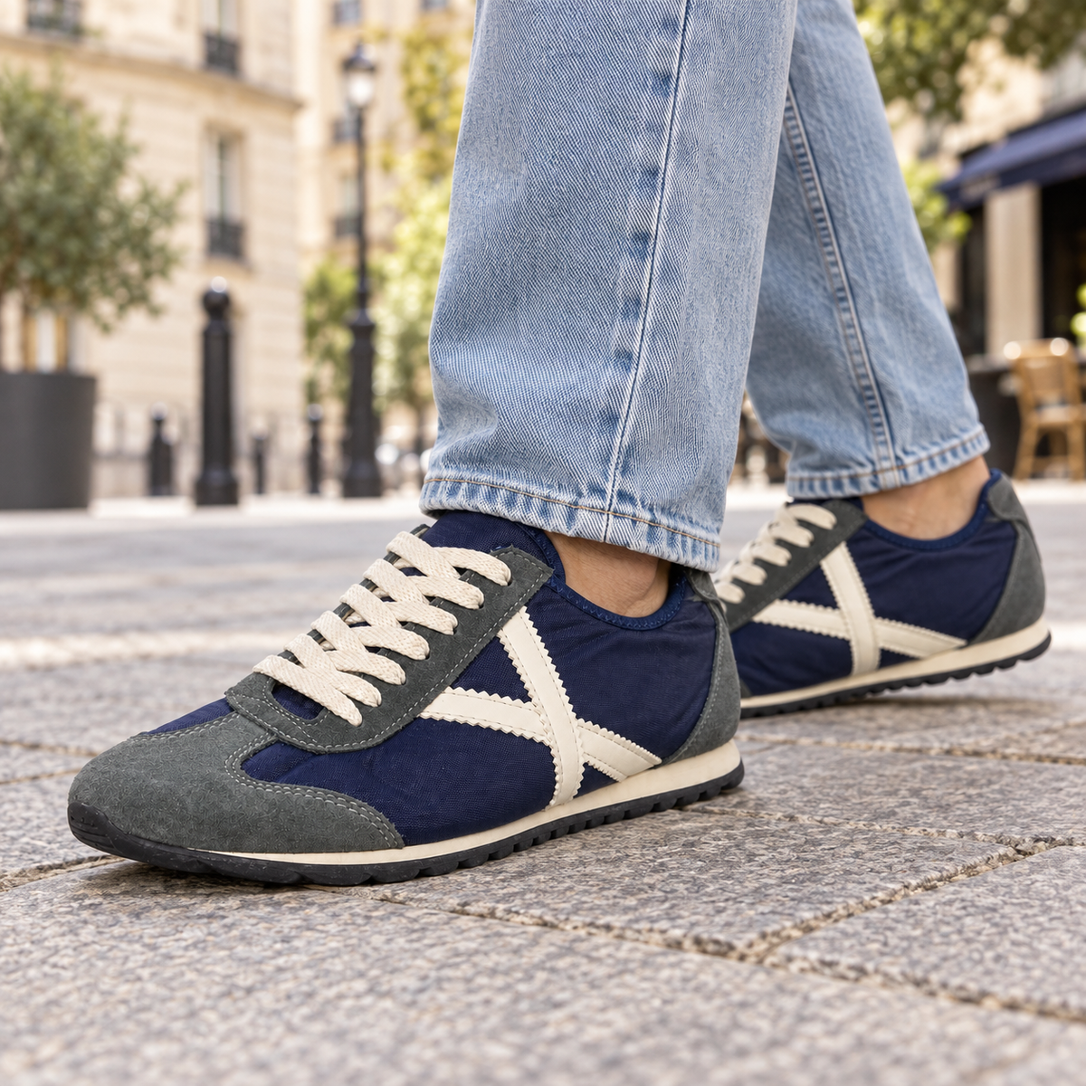 Zapatillas Munich azul marino, gris y crema en una escena urbana