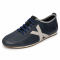 Zapatillas Munich azul marino con detalle gris claro y suela fina sobre fondo blanco