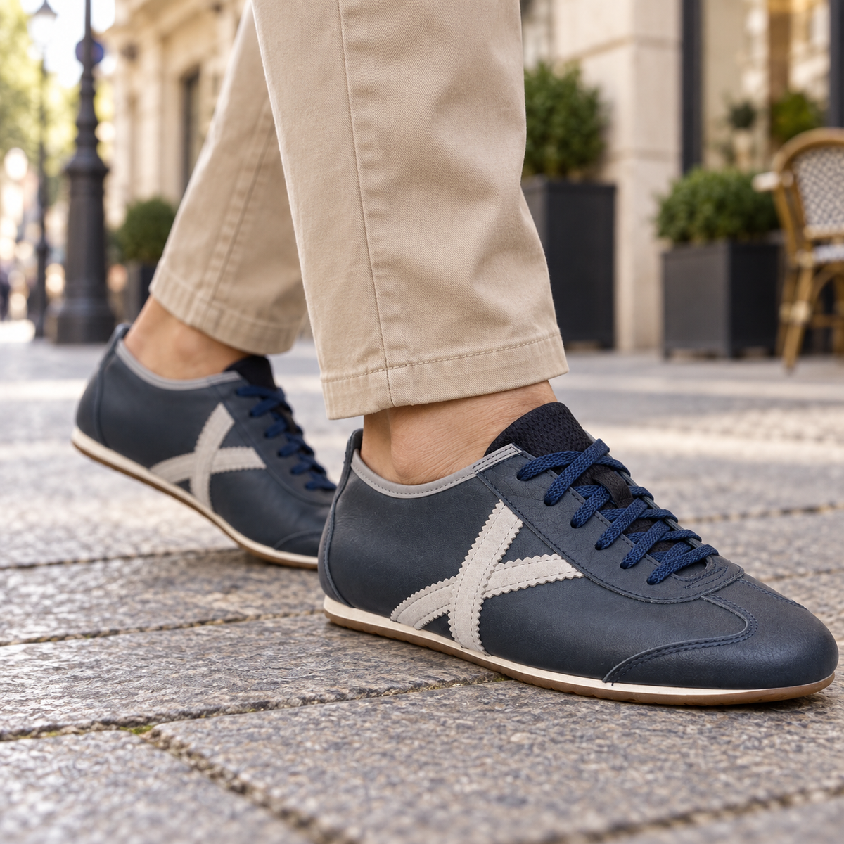Zapatillas Munich azul marino y gris en una escena urbana