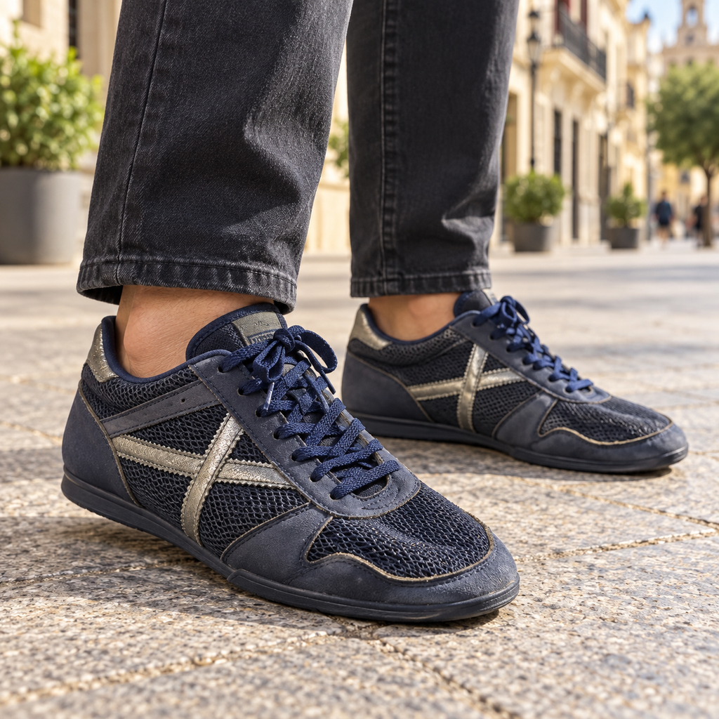 Zapatillas Munich azul marino de malla con detalles plateados en escena lifestyle