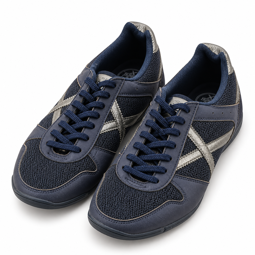 Zapatillas Munich azul marino de malla con detalles plateados sobre fondo blanco