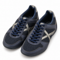 Zapatillas Munich azul marino de malla con detalles plateados sobre fondo blanco
