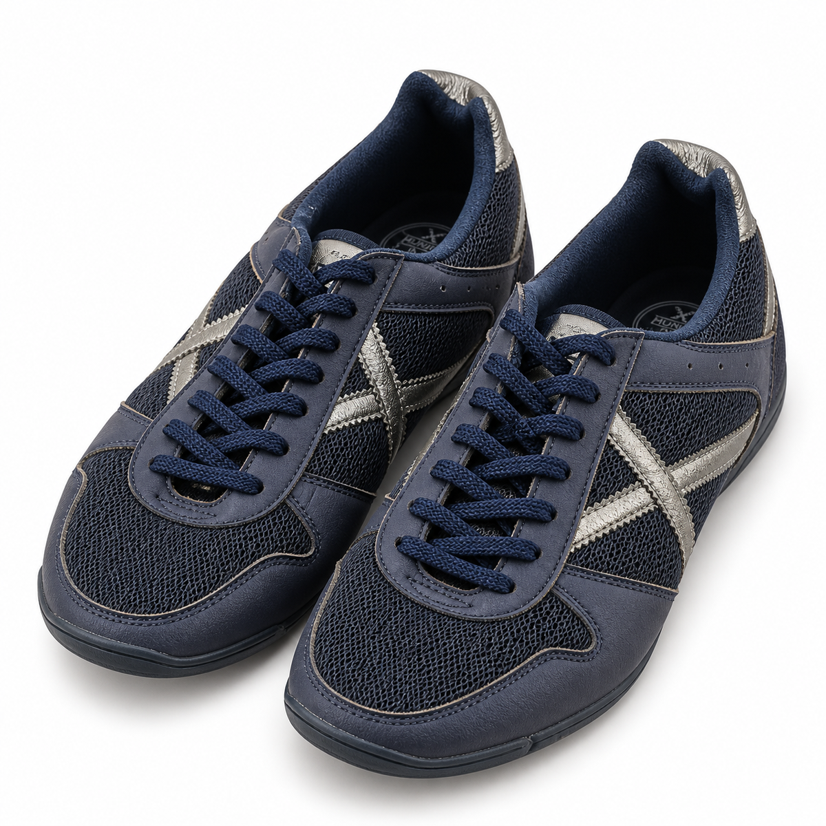 Zapatillas Munich azul marino de malla con detalles plateados sobre fondo blanco