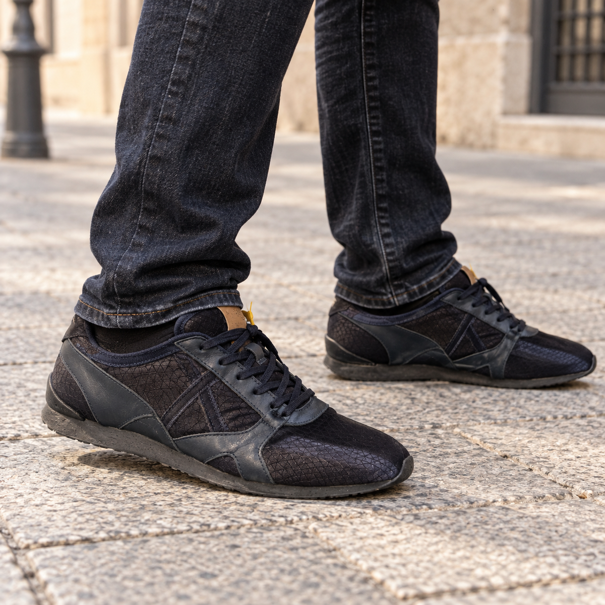 Zapatillas Munich azul marino y negro talla 46 en uso