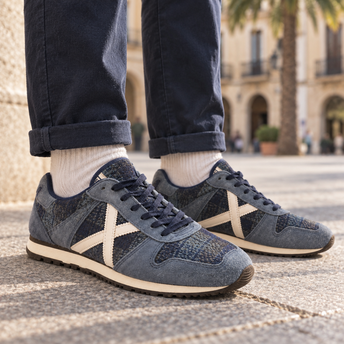 Vista lifestyle de Zapatillas Munich Azul Marino de Malla con X Crema Unisex