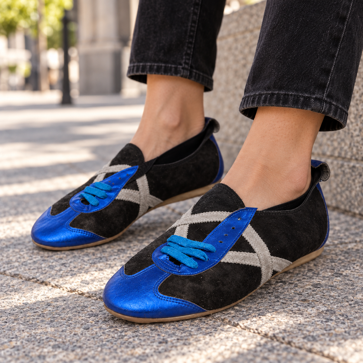 Zapatillas Munich azul metalizado y negro textil, imagen lifestyle