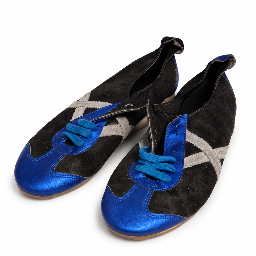 Zapatillas Munich azul metalizado y negro textil, vista principal sobre fondo blanco