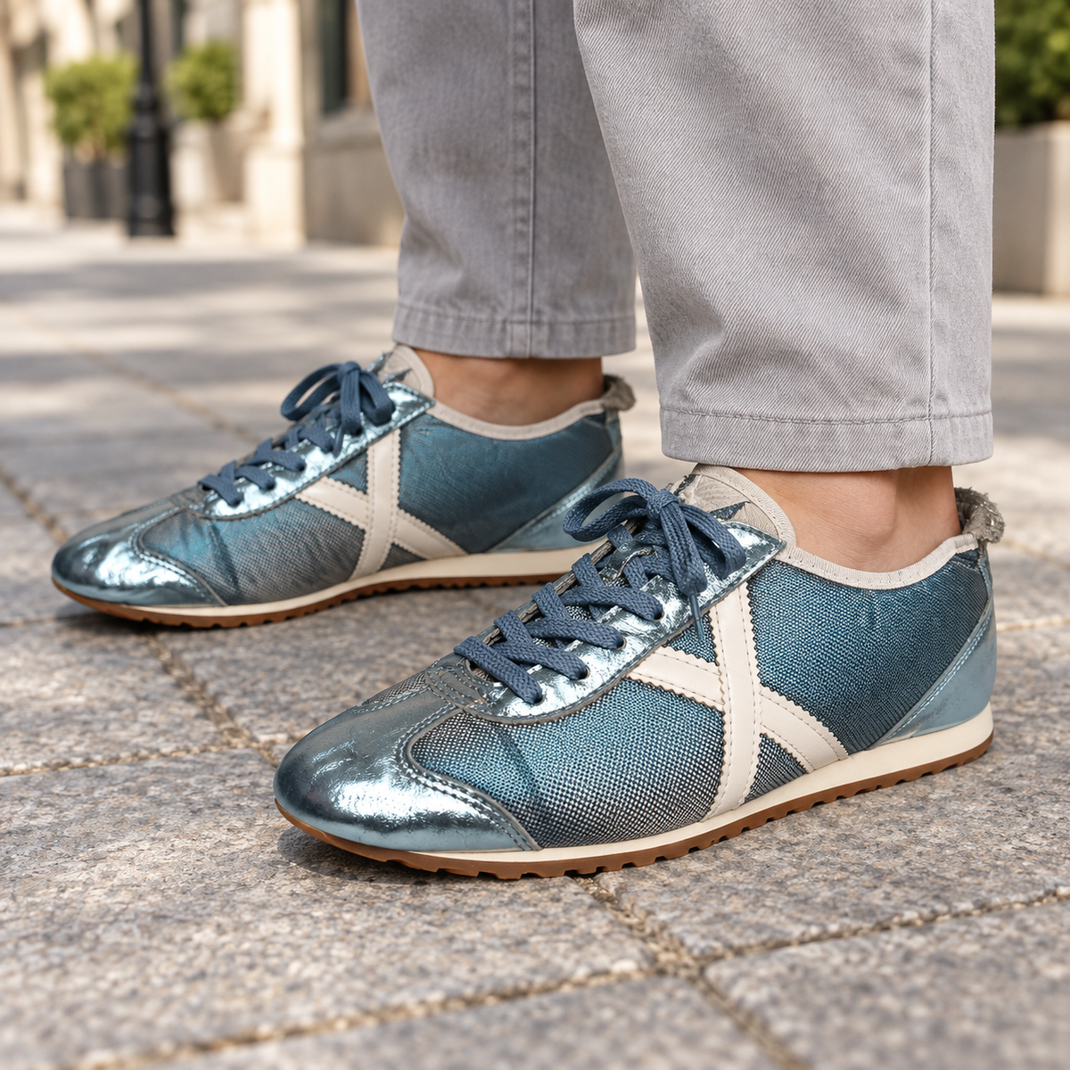 Zapatillas Munich azul petróleo en ambiente urbano
