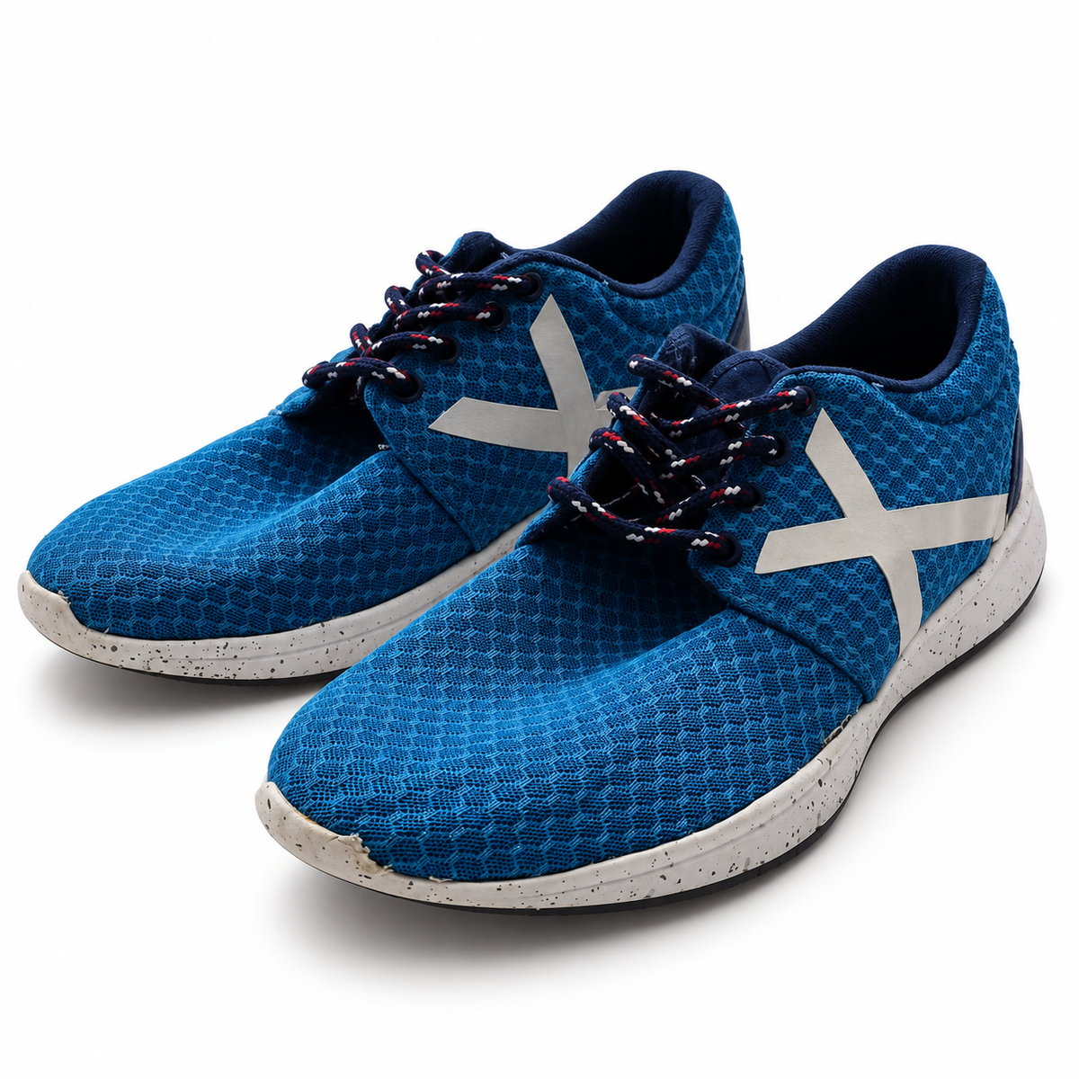 Zapatillas Munich azul turquesa de malla con detalle plateado sobre fondo blanco