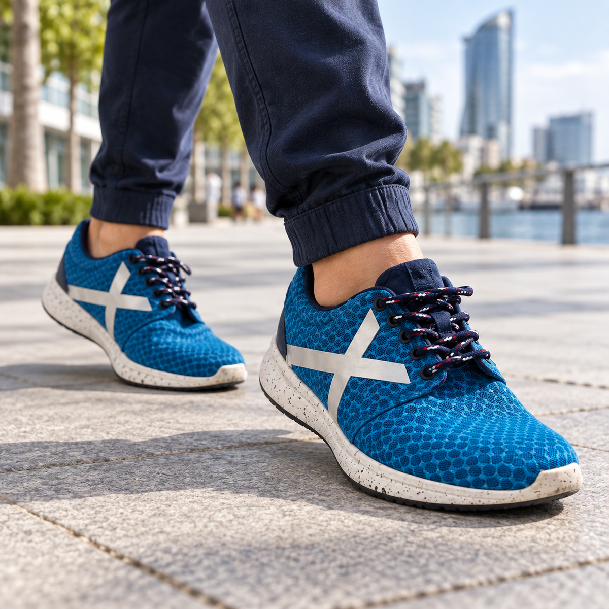 Zapatillas Munich azul turquesa de malla en una escena urbana