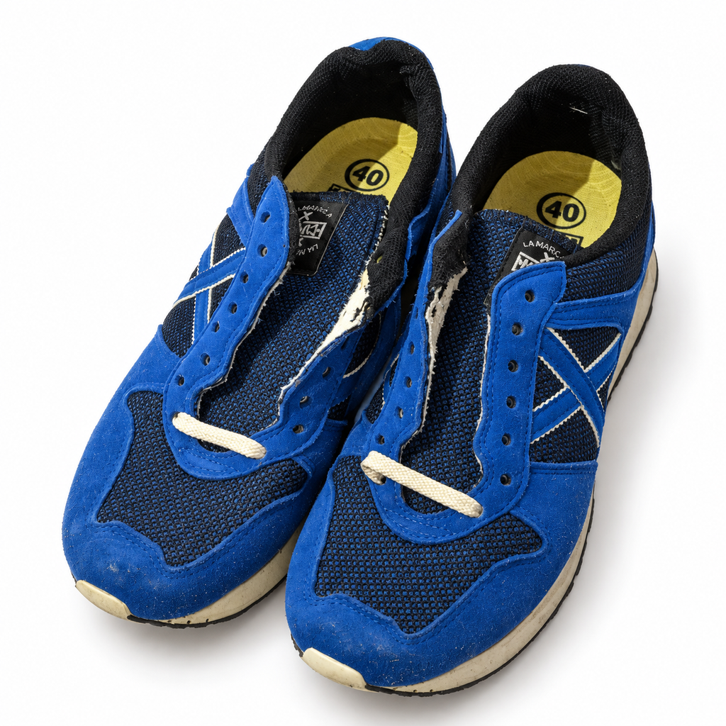 Munich azul vivo de malla talla 40 con cordones incompletos sobre fondo blanco