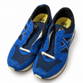 Munich azul vivo de malla talla 40 con cordones incompletos sobre fondo blanco
