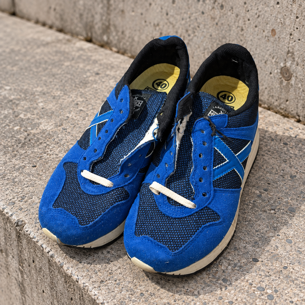 Par Munich azul vivo talla 40 sobre banco urbano, cordones incompletos