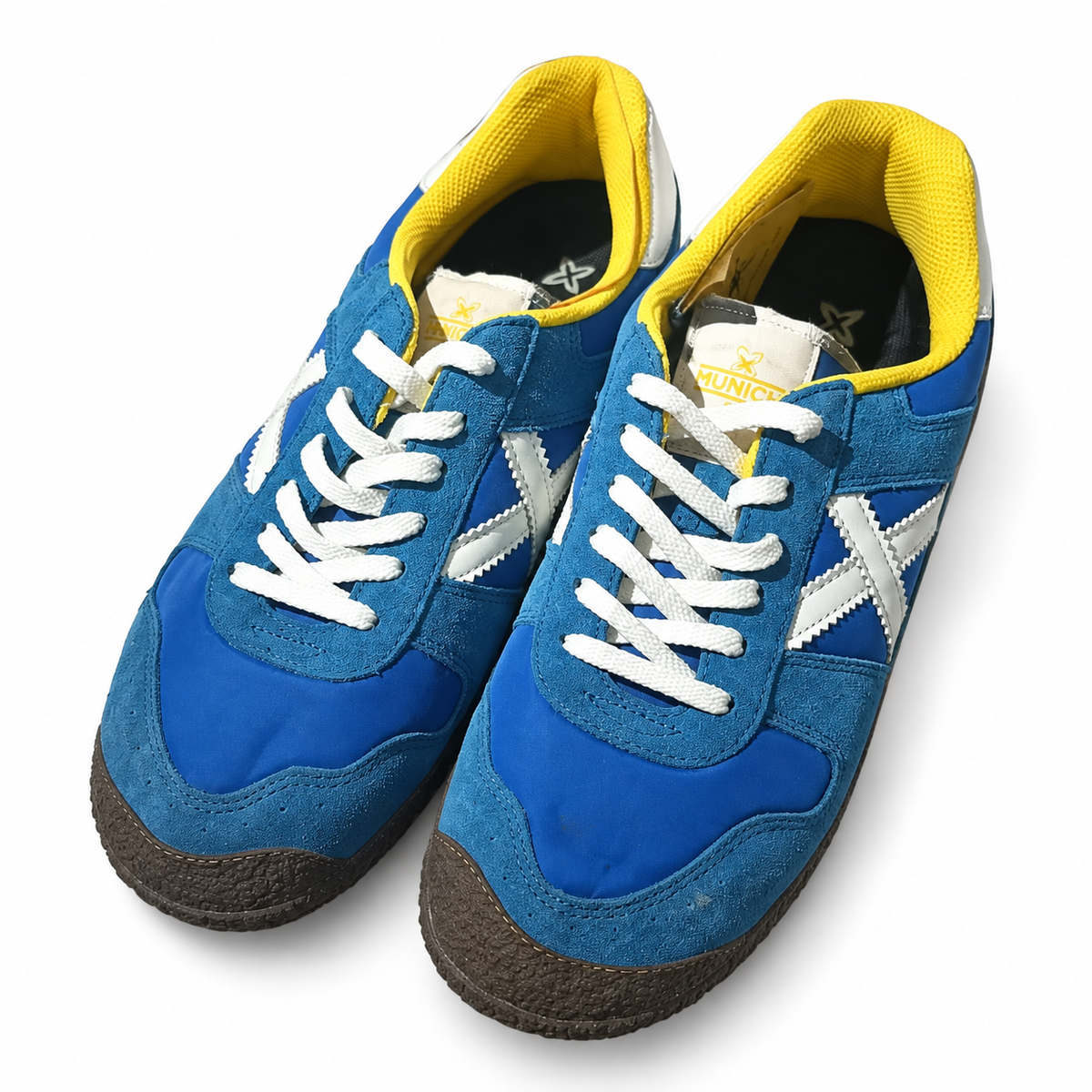 Munich azules con X blanca y cuello amarillo talla 40 fondo blanco