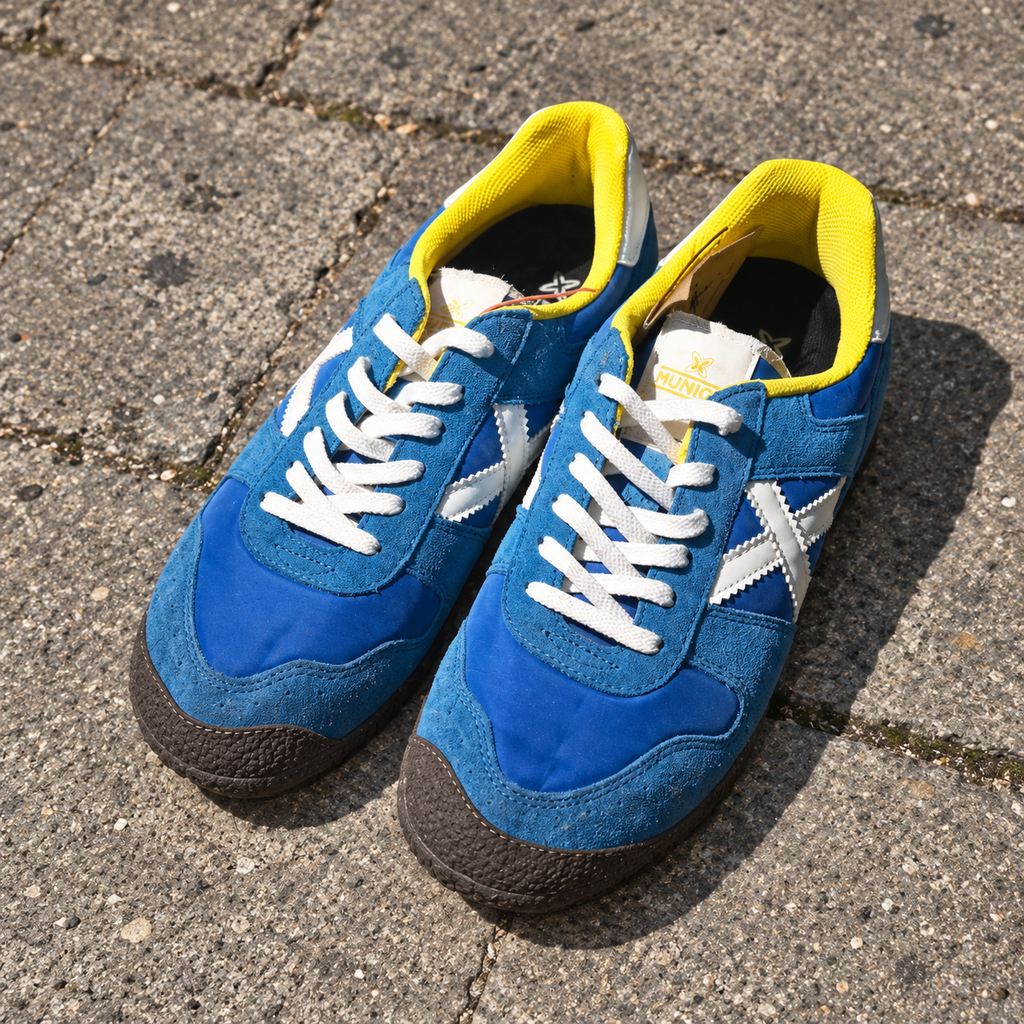 Munich azules X blanca cuello amarillo talla 40 en pavimento urbano